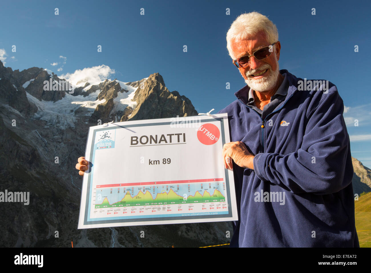 Wanderer machen die Tour Du Mont Blanc außerhalb der Bonatti-Hütte gegenüber den Grande Jorasses in den italienischen Alpen hält eine Karte mit der Entfernung und dem Aufstieg des Ultra Tour de Mont Blanc Bergrennen. Stockfoto Wanderer machen die Tour Du Mont Blanc außerhalb der Bonatti-Hütte gegenüber den Grande Jorasses in den italienischen Alpen hält eine Karte mit der Entfernung und dem Aufstieg des Ultra Tour de Mont Blanc Bergrennen. Stockfoto