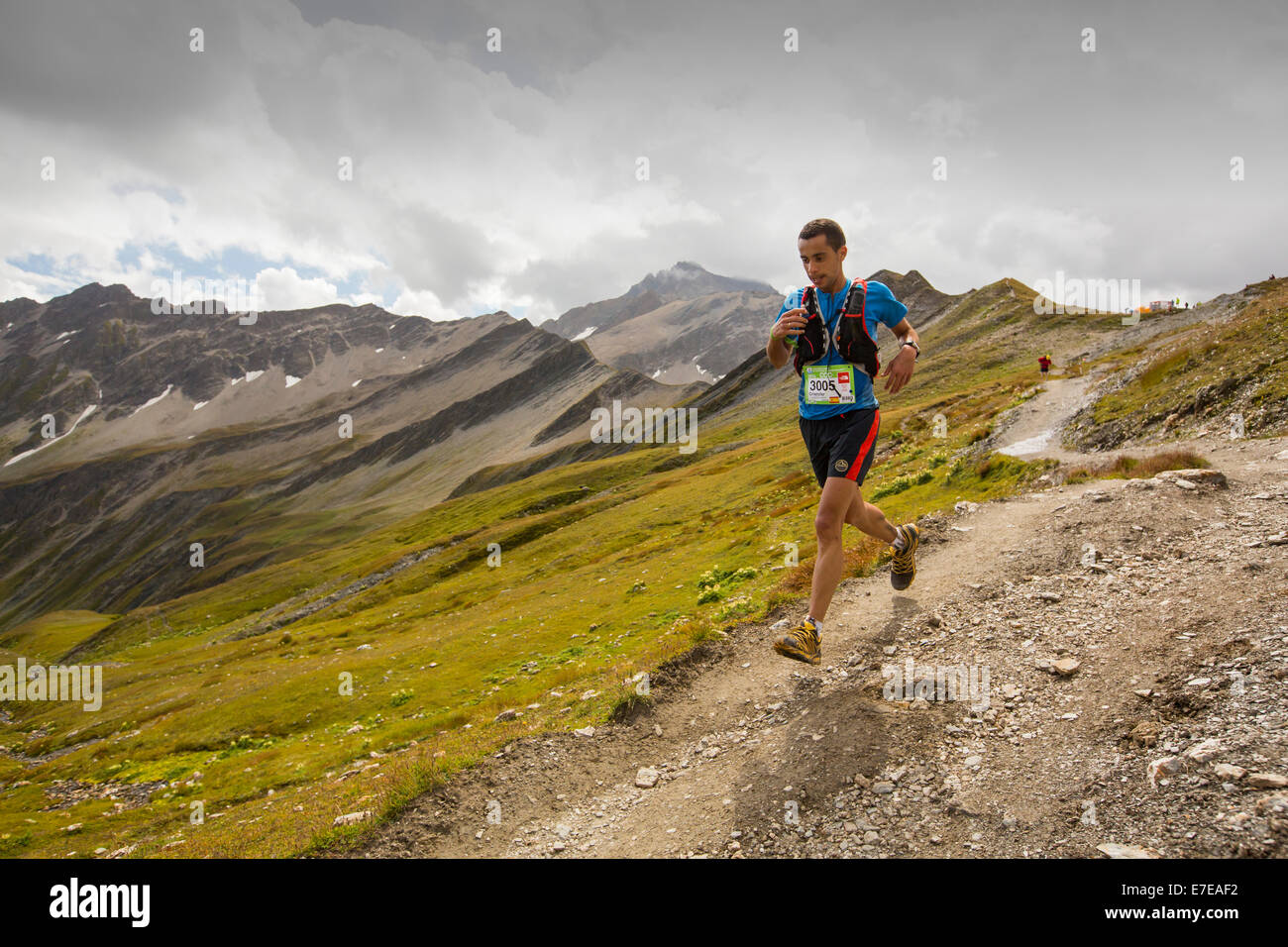Berg Racer Unternehmen die Ultra tour du Montblanc ein Bergmarathon mit einem Abstand von 166 km, mit einer gesamten Höhenunterschied von rund 9.600 m. Die schnellsten Läufer werden in weniger als 24 Stunden ausgeführt. Hier steigen die Rennfahrer den Grand Col Ferret in die Schweiz. Stockfoto Berg Racer Unternehmen die Ultra tour du Montblanc ein Bergmarathon mit einem Abstand von 166 km, mit einer gesamten Höhenunterschied von rund 9.600 m. Die schnellsten Läufer werden in weniger als 24 Stunden ausgeführt. Hier steigen die Rennfahrer den Grand Col Ferret in die Schweiz. Stockfoto