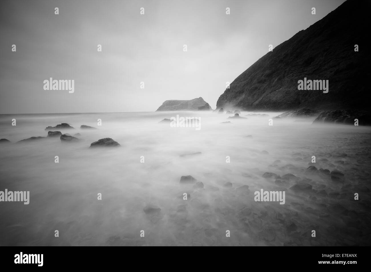 Strand am nebligen während des Sturms Stockfoto