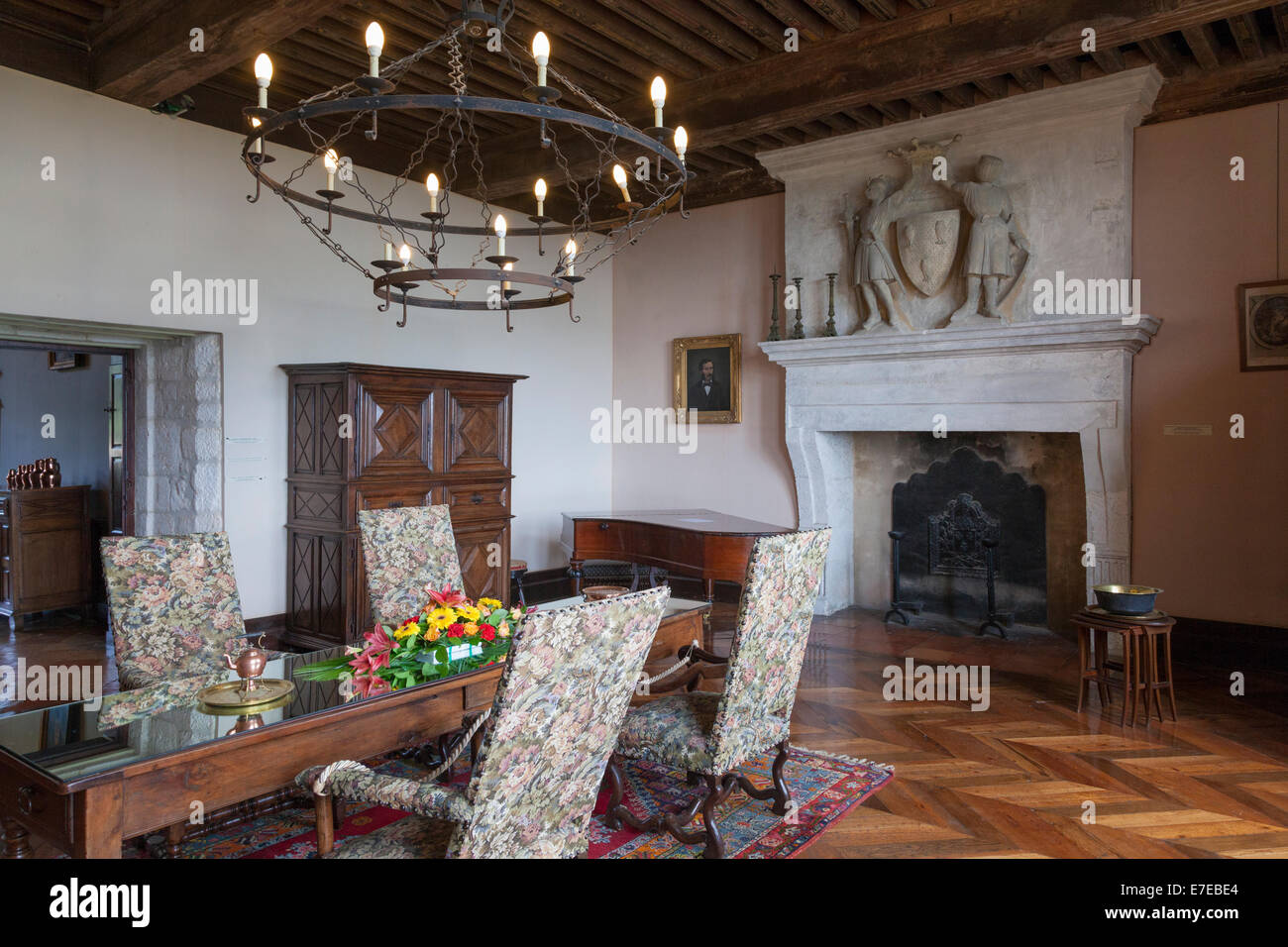 Der grand Salon Festsaal und Renaissance-Kamin im Inneren französischen Chateau de Monbazillac. Stockfoto