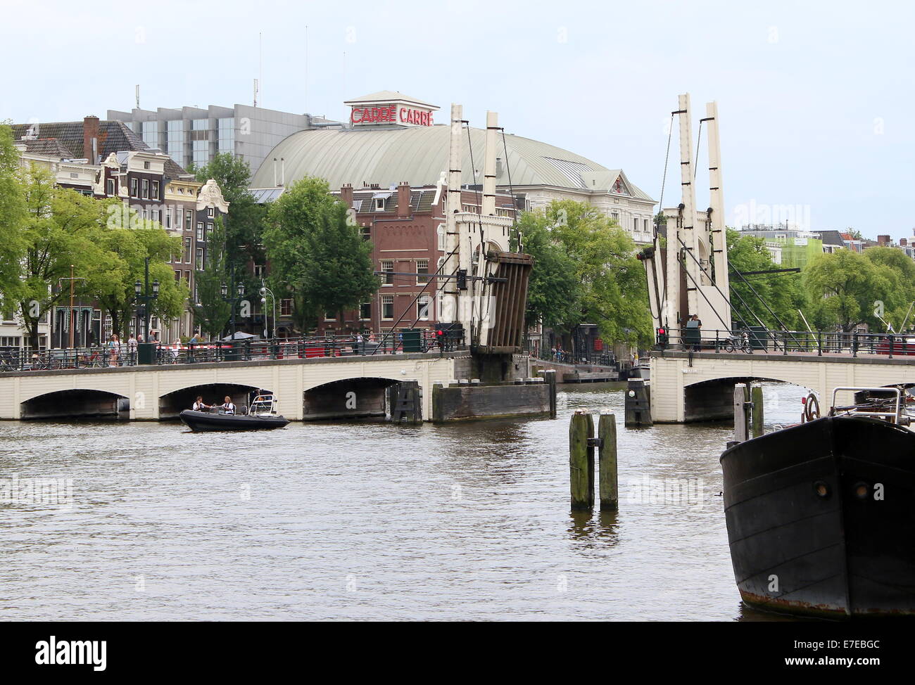 Die berühmten Magere Brug überspannt den Fluss Amstel in der Innenstadt von Amsterdam, The Netherlands, öffnen, um ein Schiff passieren lassen Stockfoto