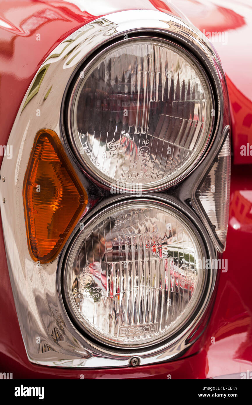 Detail der Doppelscheinwerfer und Indikator-Cluster auf einem Vintage Mercedes Benz auf dem Display in Guia de Isora, Teneriffa, Canar hautnah Stockfoto