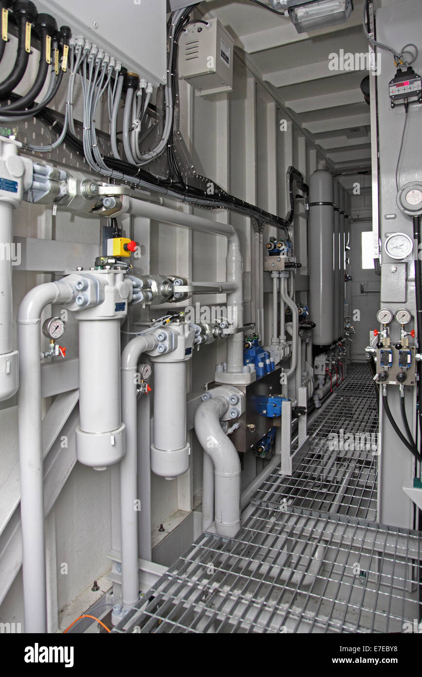 Die Hydraulikanlage Zimmer für ein 3 Fähre Liegebereiche Rampe dienen große Cross-Channel Rollen auf Roll off Schiffen Stockfoto