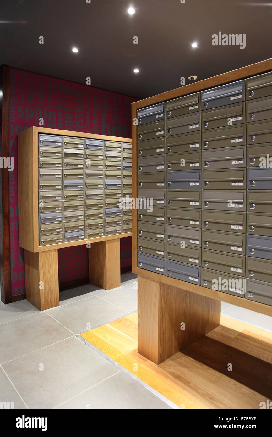 Mehrere Mail-Boxen in einem trendigen Wohngebäude in central London, UK Stockfoto