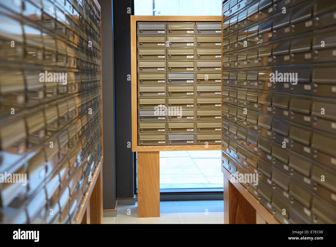 Mehrere Mail-Boxen in einem trendigen Wohngebäude in central London, UK Stockfoto