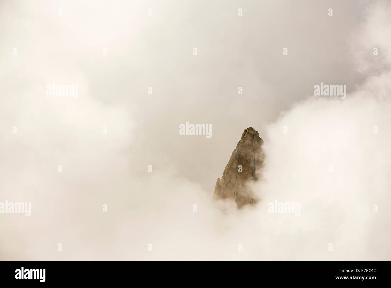 Nebel über dem Val Ferret in den Schweizer Alpen, mit einem Blick auf einem Berggipfel. Stockfoto