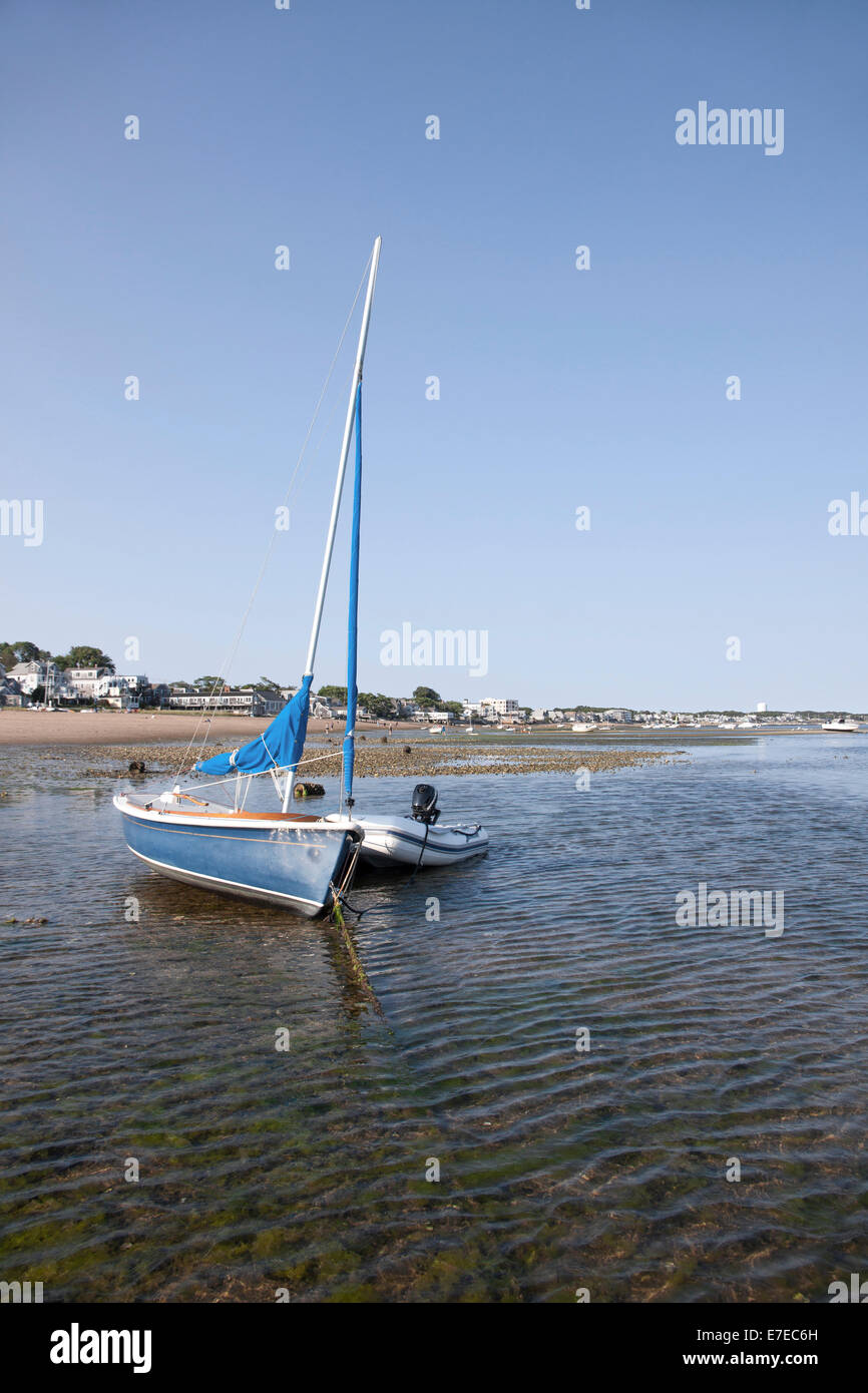 Segelboot und aufblasbare bei Ebbe in Cape Cod Bay. Stockfoto