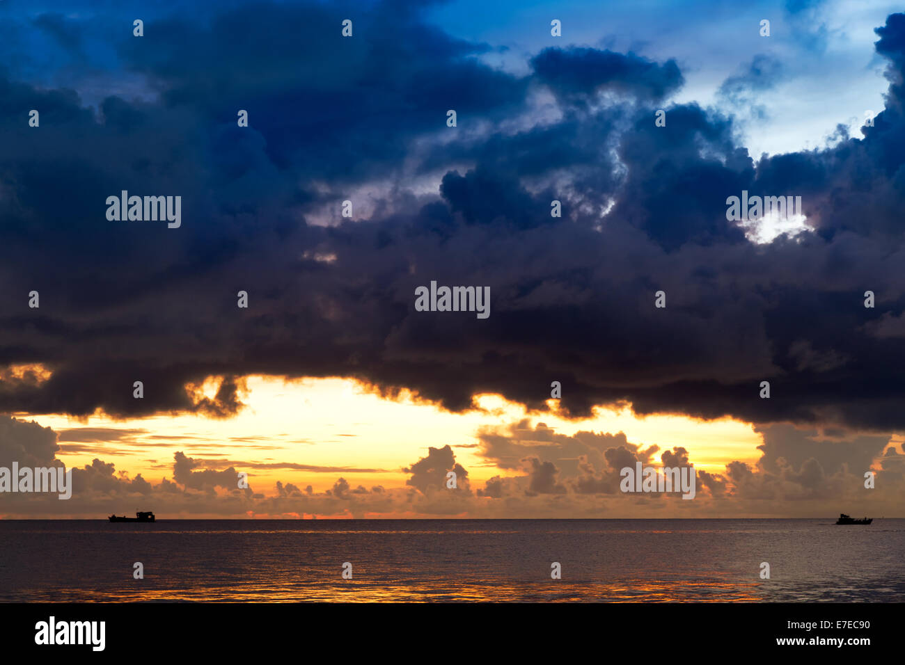 Sonnenuntergang am Südchinesischen Meer mit bedrohlichen Himmel und Schiffe, Phu Quoc, Vietnam Stockfoto