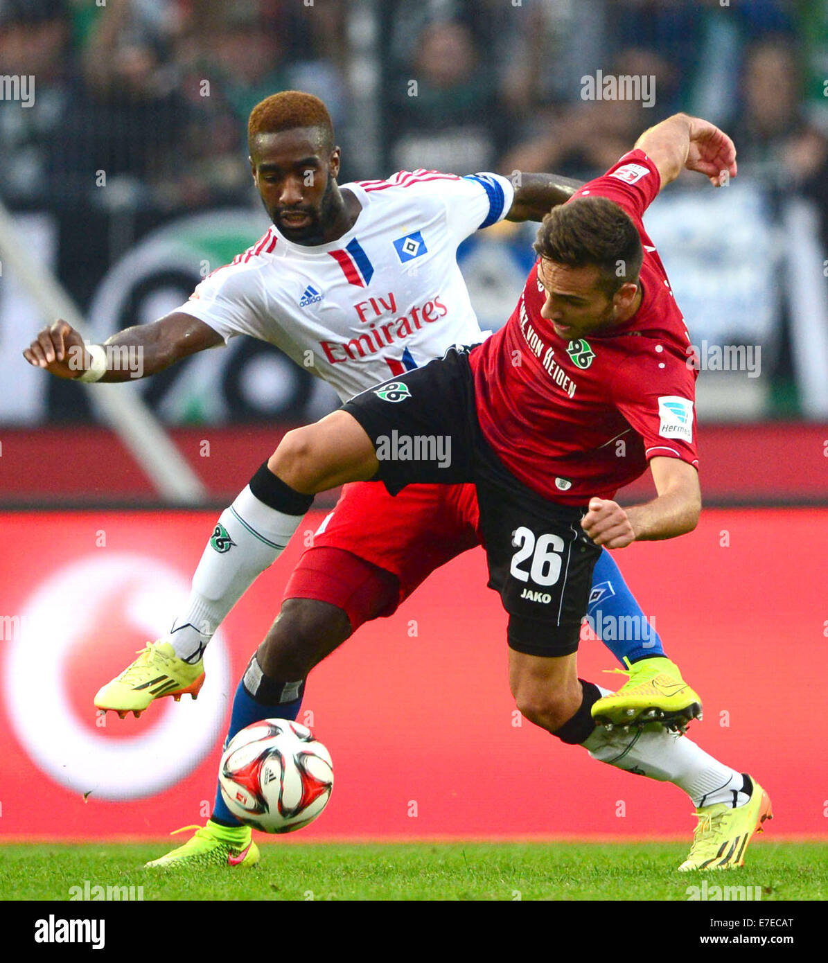 Hannover, Deutschland. 14. Sep, 2014. Hannovers Kenan Karaman (R) und Hamburgs Johan Djourou wetteifern um die Kugel während der Fußball-Bundesligaspiel zwischen Hannover 96 und dem Hamburger SV in Hannover, Deutschland, 14. September 2014. Foto: Peter Steffen/Dpa/Alamy Live News Stockfoto