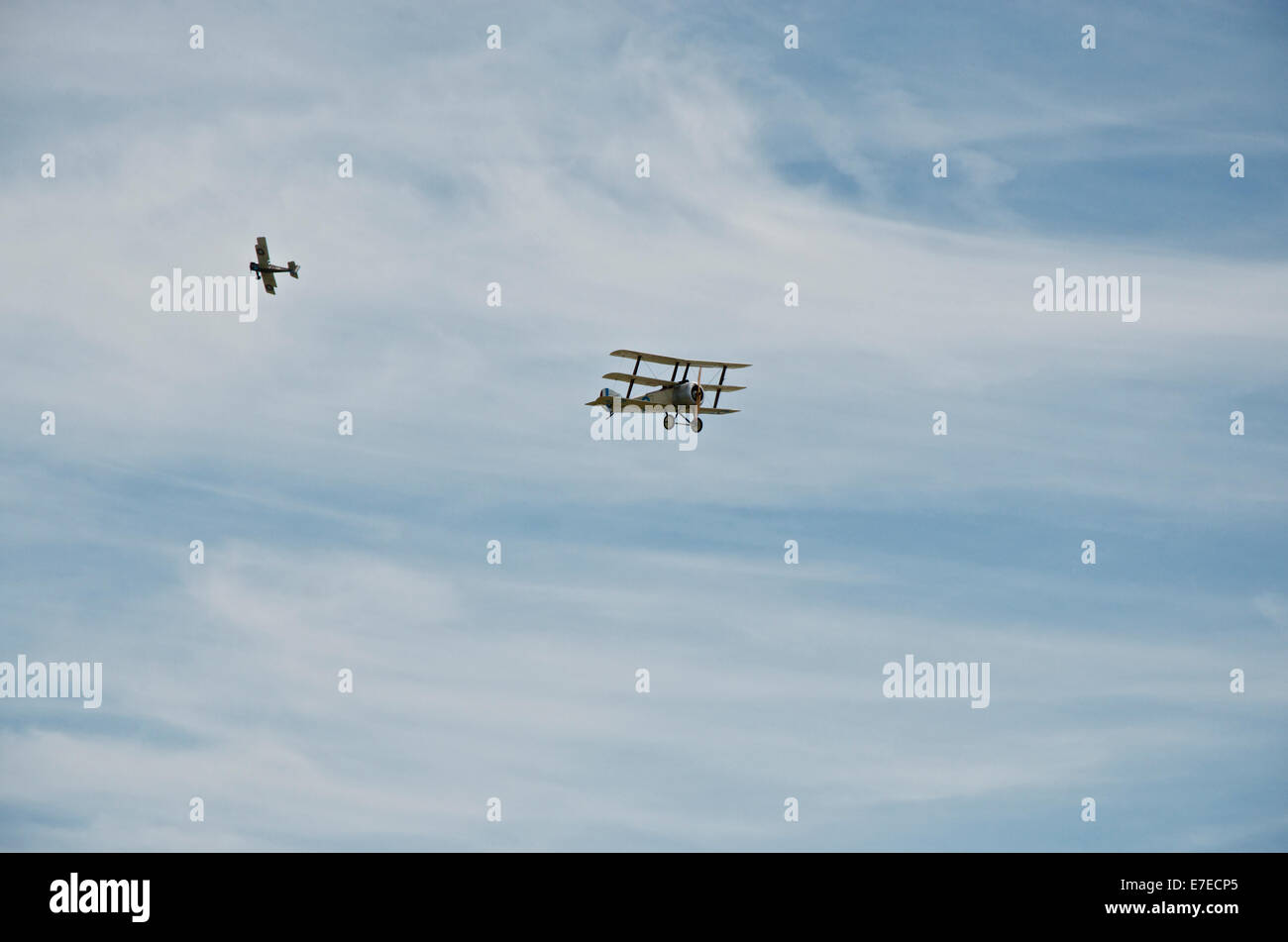 Sopwith Dreidecker Replikat fliegt in einem großen Krieg Flugschau in Essex Stockfoto
