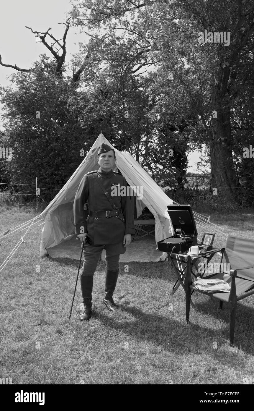 Monochrome des 1. Weltkrieges Royal Flying Corps Offizier Re-Enactor von The Great War Society in voller Uniform. Stockfoto
