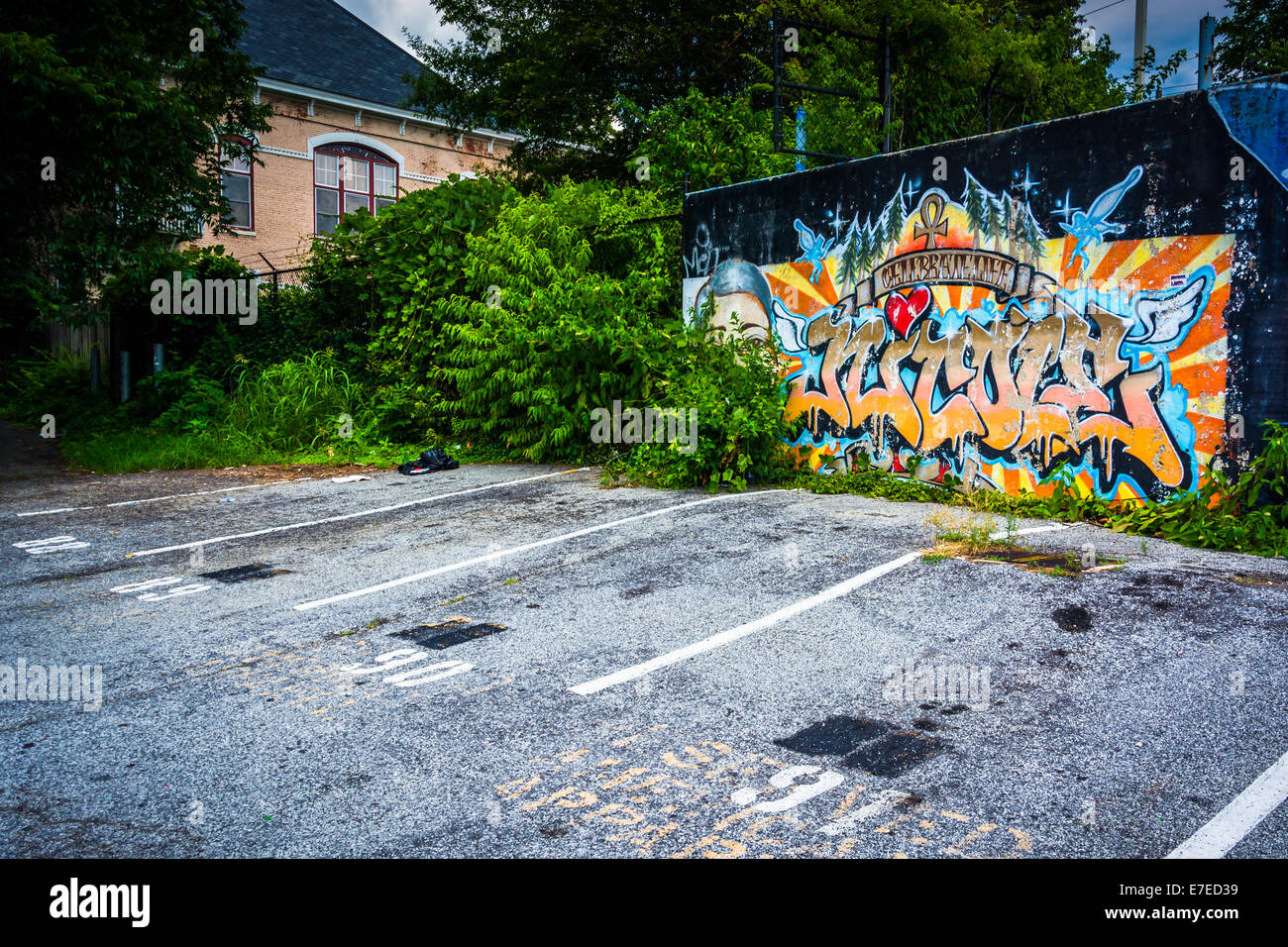 Graffiti auf eine Mauer und einen Parkplatz im kleinen fünf Punkte, Atlanta, Georgia. Stockfoto