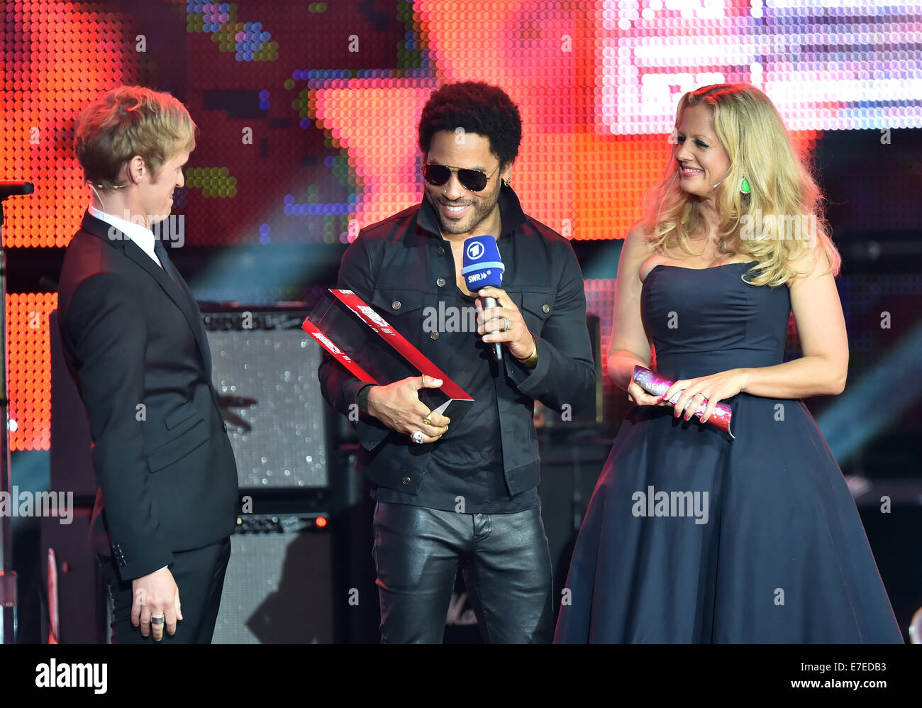 Prresenter Pierre M. Krause (L) und Barbara Schoeneberger (R) vorliegenden U.S.-Sänger und Musiker Lenny Kravitz mit dem Pionier des Rock Award während der Aufzeichnung der TV Musik zeigen "SWR3 New Pop Festival - Special" von öffentlichen Sender SWR3 in Baden-Baden, Deutschland 13. September 2014. Foto: Uli Deck/Dpa/Alamy Live News Stockfoto