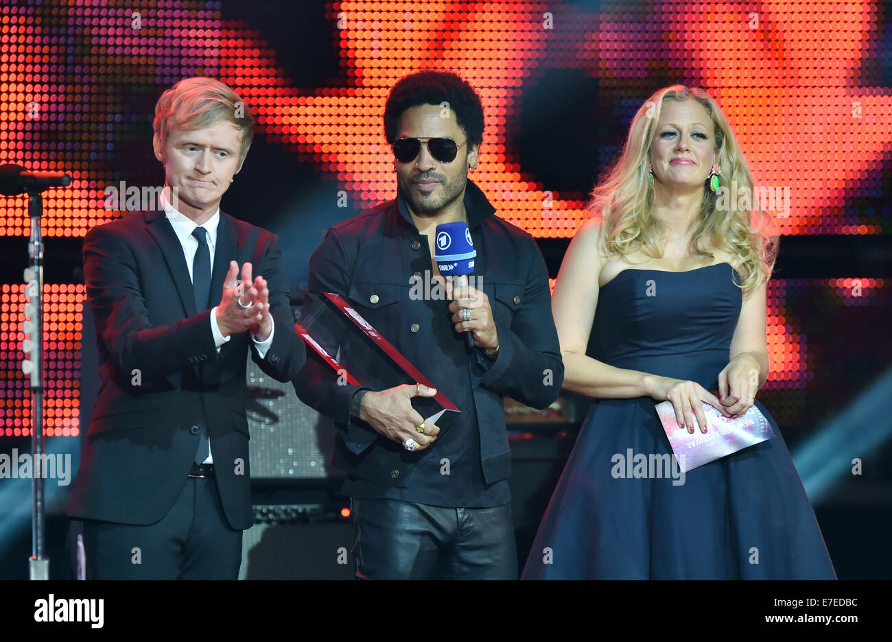 Prresenter Pierre M. Krause (L) und Barbara Schoeneberger (R) vorliegenden U.S.-Sänger und Musiker Lenny Kravitz mit dem Pionier des Rock Award während der Aufzeichnung der TV Musik zeigen "SWR3 New Pop Festival - Special" von öffentlichen Sender SWR3 in Baden-Baden, Deutschland 13. September 2014. Foto: Uli Deck/Dpa/Alamy Live News Stockfoto