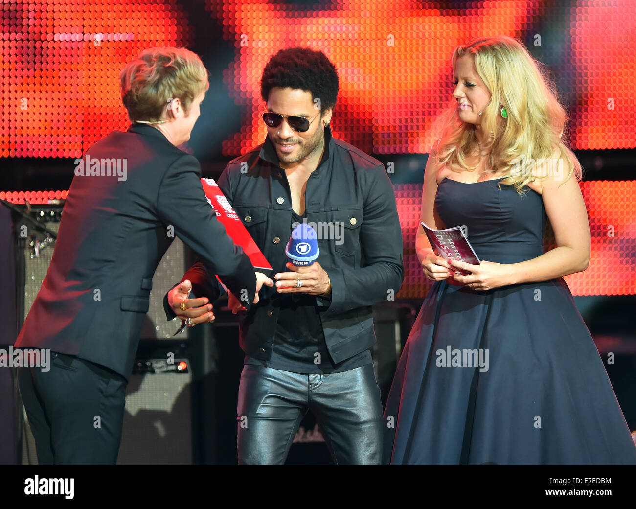 Prresenter Pierre M. Krause (L) und Barbara Schoeneberger (R) vorliegenden U.S.-Sänger und Musiker Lenny Kravitz mit dem Pionier des Rock Award während der Aufzeichnung der TV Musik zeigen "SWR3 New Pop Festival - Special" von öffentlichen Sender SWR3 in Baden-Baden, Deutschland 13. September 2014. Foto: Uli Deck/Dpa/Alamy Live News Stockfoto