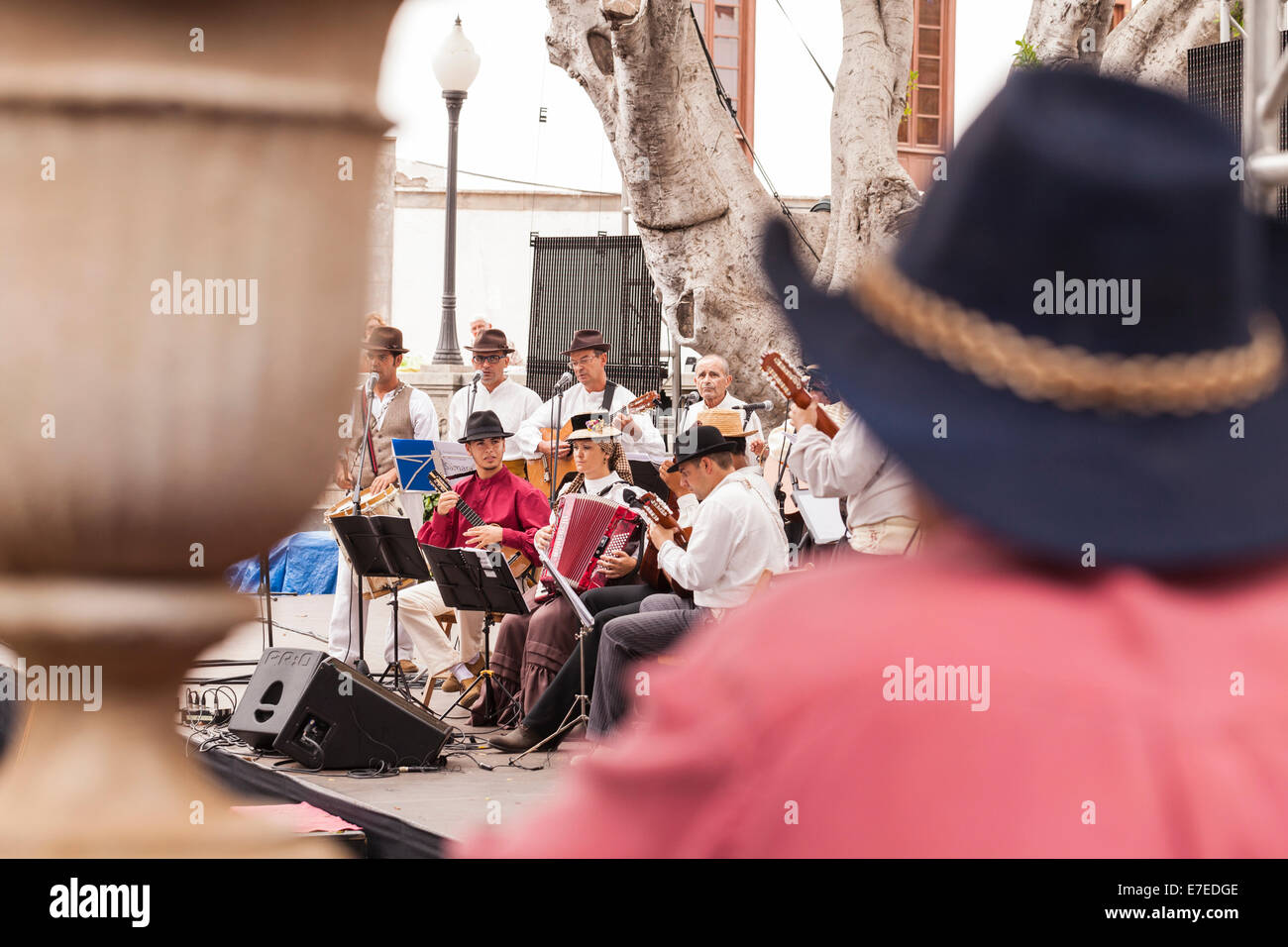 Beobachten die Kanarischen Folkband Samara auf der Bühne bei der Fiesta in Guia de Isora, Teneriffa, Kanarische Inseln, Spanien Stockfoto