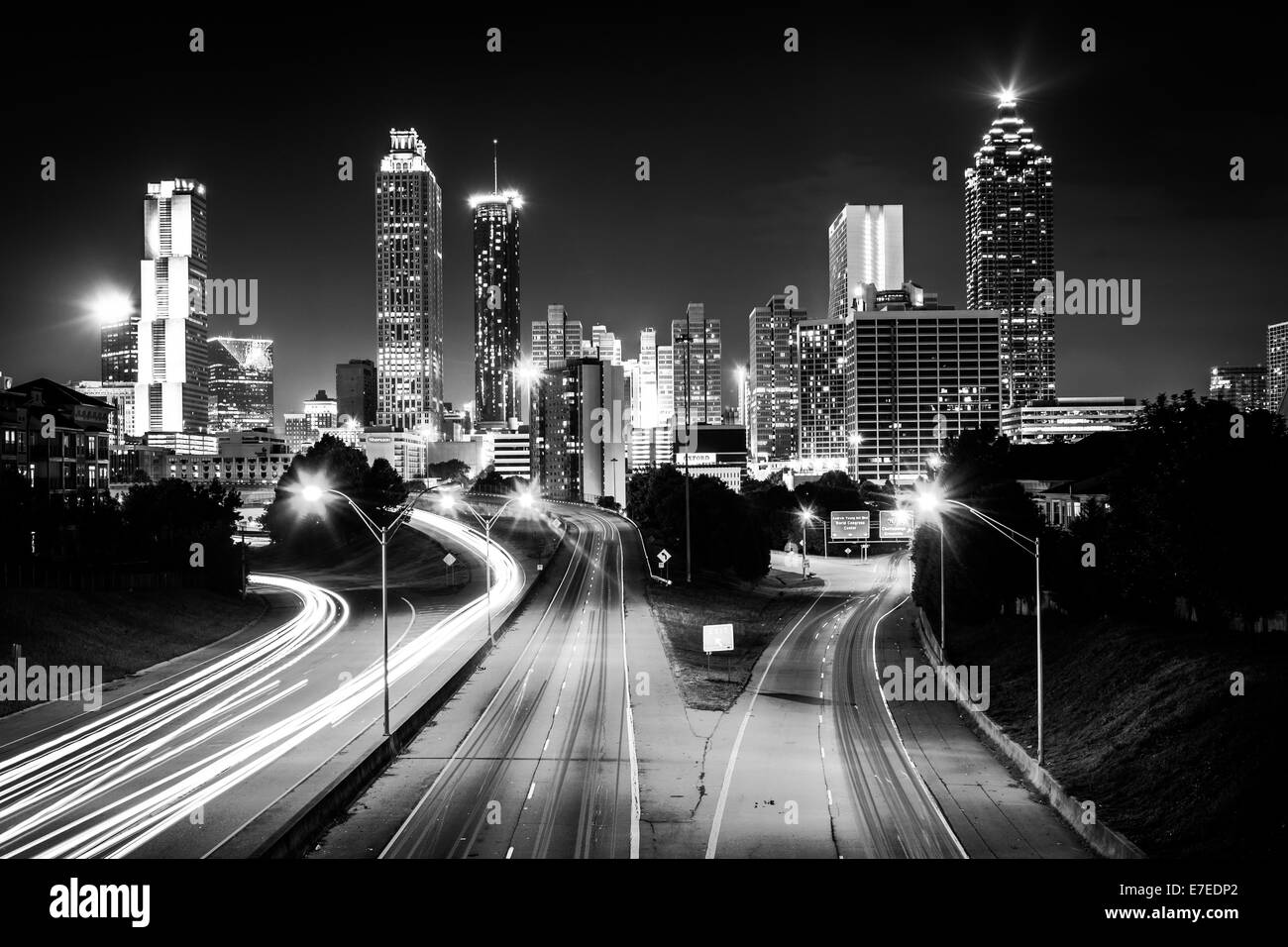 Verkehr auf Freiheit Parkway und die Skyline von Atlanta in der Nacht, gesehen von der Jackson Street Bridge in Atlanta, Georgia. Stockfoto