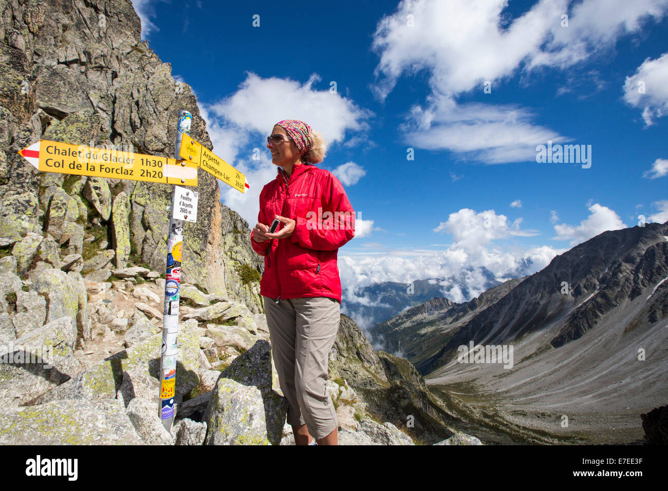 Die Fenetre D' Arpette 2665 m in den Schweizer Alpen auf der Tour Du Mont Blanc, mit einer Gehhilfe machen die Tour Du Mont Blanc. Stockfoto