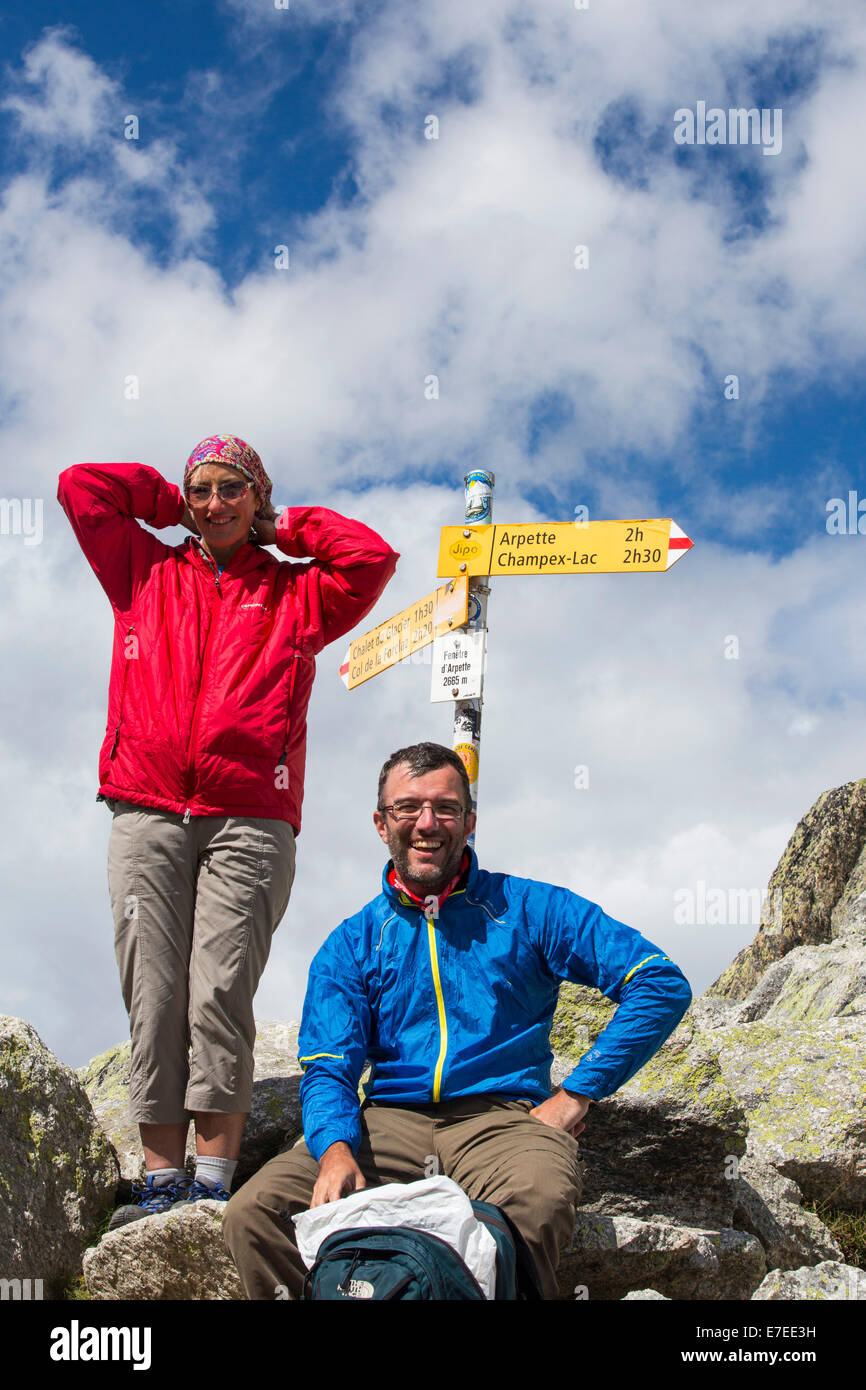 Die Fenetre D' Arpette 2665 m in den Schweizer Alpen auf der Tour Du Mont Blanc, mit einer Gehhilfe machen die Tour Du Mont Blanc. Stockfoto Die Fenetre D' Arpette 2665 m in den Schweizer Alpen auf der Tour Du Mont Blanc, mit einer Gehhilfe machen die Tour Du Mont Blanc. Stockfoto