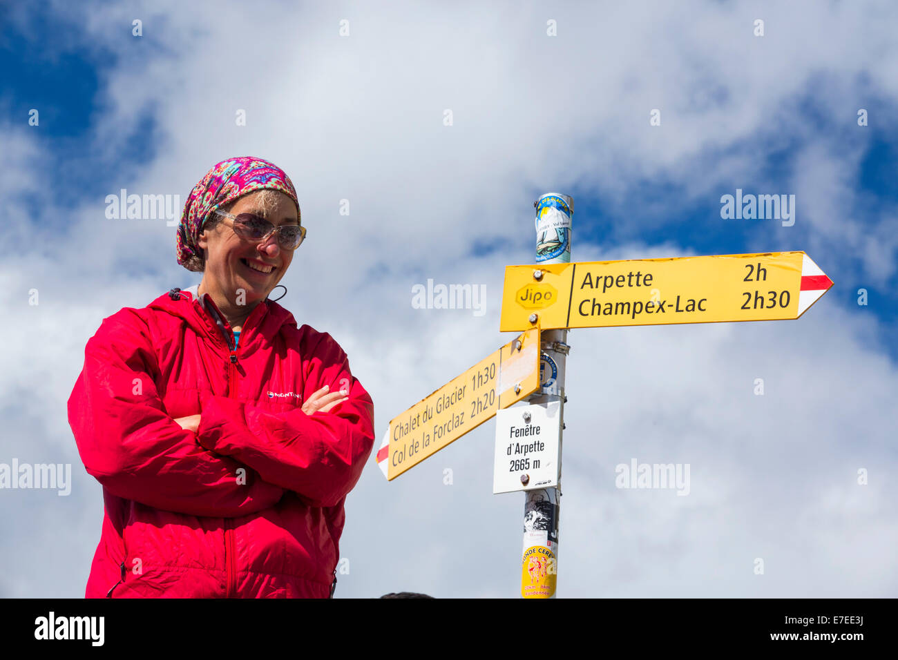 Die Fenetre D' Arpette 2665 m in den Schweizer Alpen auf der Tour Du Mont Blanc, mit einer Gehhilfe machen die Tour Du Mont Blanc. Stockfoto Die Fenetre D' Arpette 2665 m in den Schweizer Alpen auf der Tour Du Mont Blanc, mit einer Gehhilfe machen die Tour Du Mont Blanc. Stockfoto