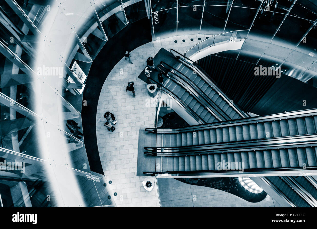 Nach unten gerichtete Blick auf Rolltreppen in Revel Casino Hotel in Atlantic City, New Jersey. Stockfoto