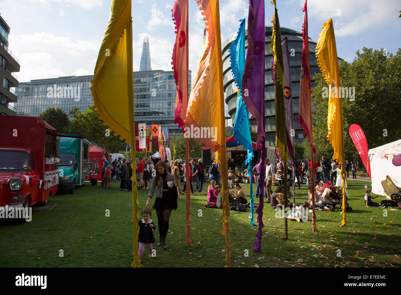Menschen sammeln sich hängen, Bands anhören und andere Aktivitäten im Blue Ribbon Village. Thames Festival London UK. Stockfoto