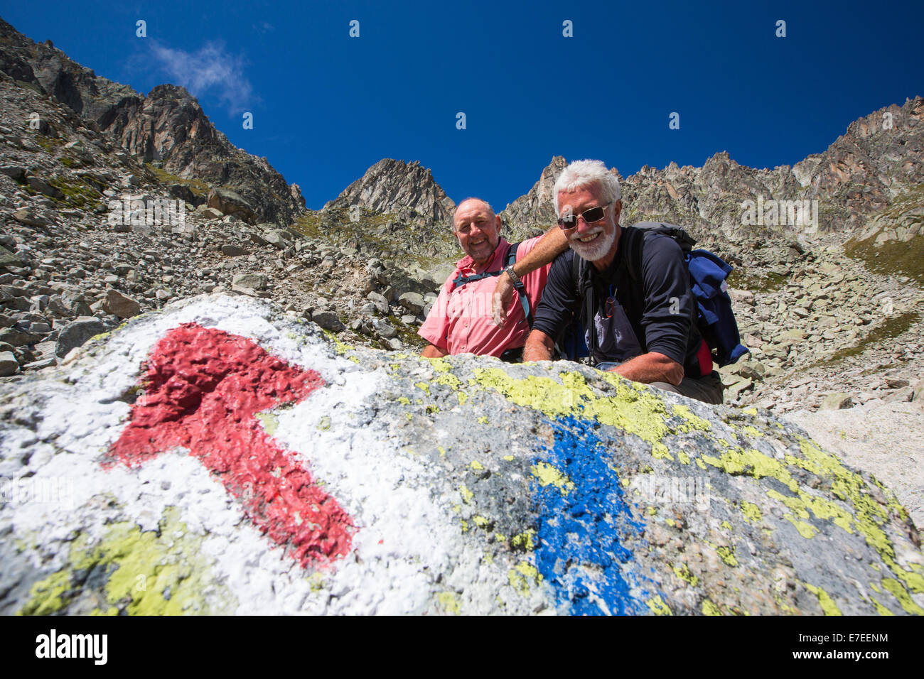 Ein Zeiger auf den Felsen im Val D' Arpette in den Schweizer Alpen auf der Tour du Mont Blanc-Pfad bei Wanderern die Tour. Stockfoto Ein Zeiger auf den Felsen im Val D' Arpette in den Schweizer Alpen auf der Tour du Mont Blanc-Pfad bei Wanderern die Tour. Stockfoto