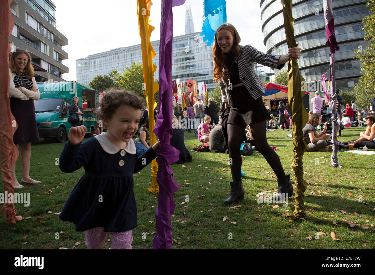 Menschen sammeln sich hängen, Bands anhören und andere Aktivitäten im Blue Ribbon Village. Thames Festival London UK. Stockfoto