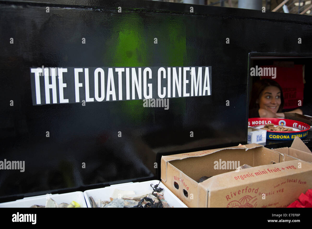 Menschen laufen The Floating Cinema Boot. Thames Festival London UK. Stockfoto