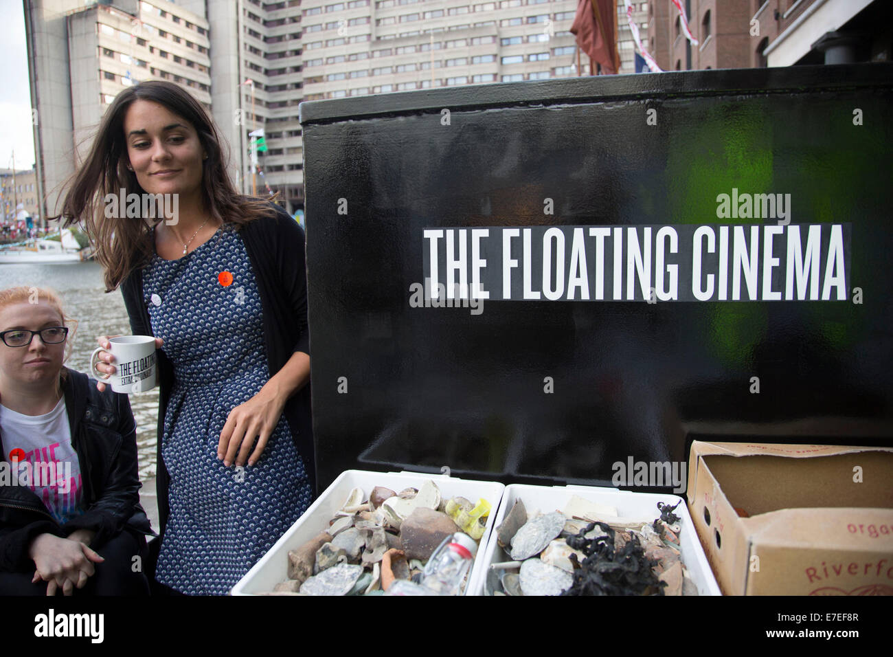 Menschen laufen The Floating Cinema Boot. Thames Festival London UK. Stockfoto