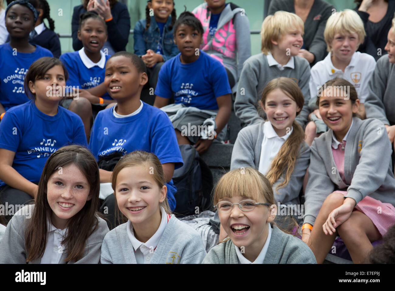 Kinder-Chor, hergestellt aus Schulen aus allen Teilen der Region, treten bei der Scoop. Völlig Thames Festival, London, UK. Stockfoto