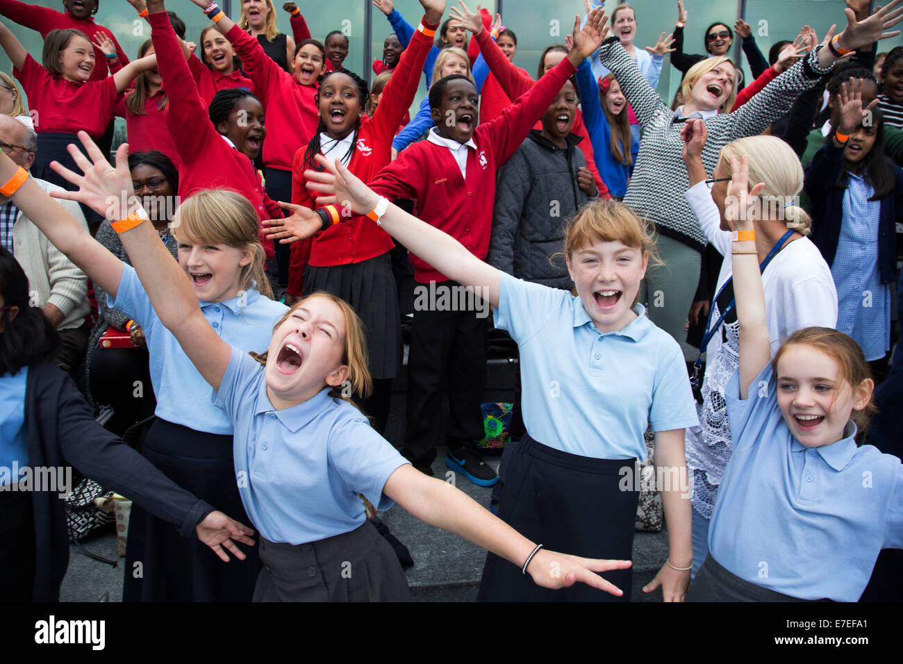 Kinder-Chor, hergestellt aus Schulen aus allen Teilen der Region, treten bei der Scoop. Völlig Thames Festival, London, UK. Stockfoto