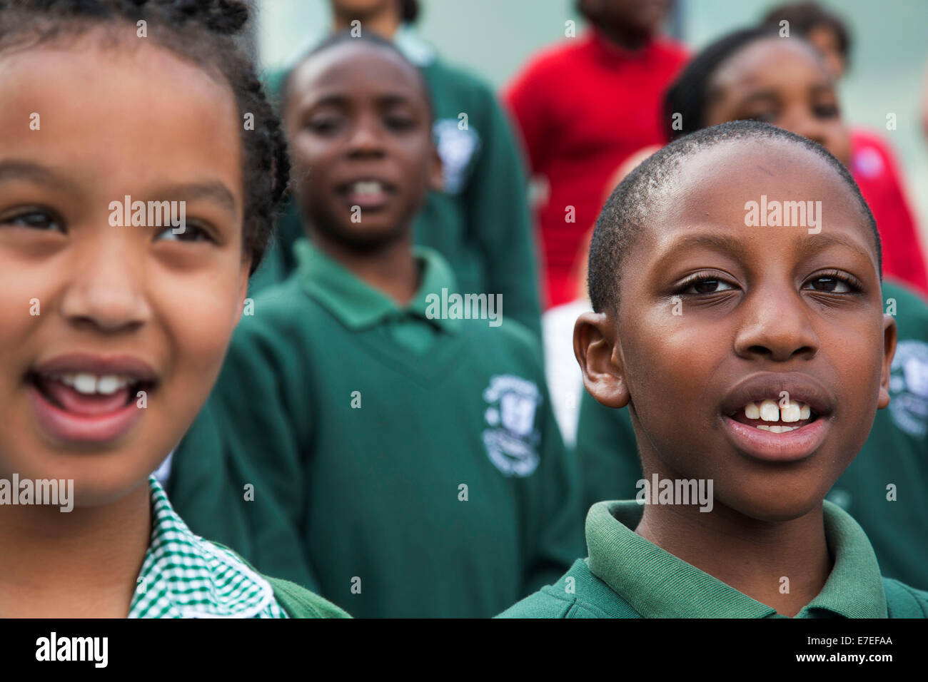 Kinder-Chor, hergestellt aus Schulen aus allen Teilen der Region, treten bei der Scoop. Völlig Thames Festival, London, UK. Stockfoto