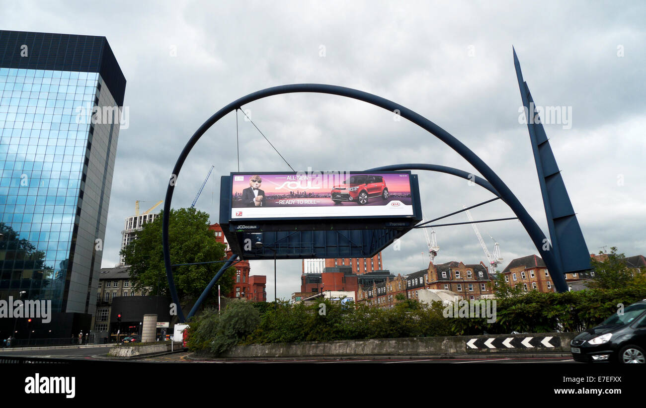 Werbung in der Mitte des Old Street oder Silizium Kreisverkehr SHOREDITCH London UK KATHY DEWITT Stockfoto