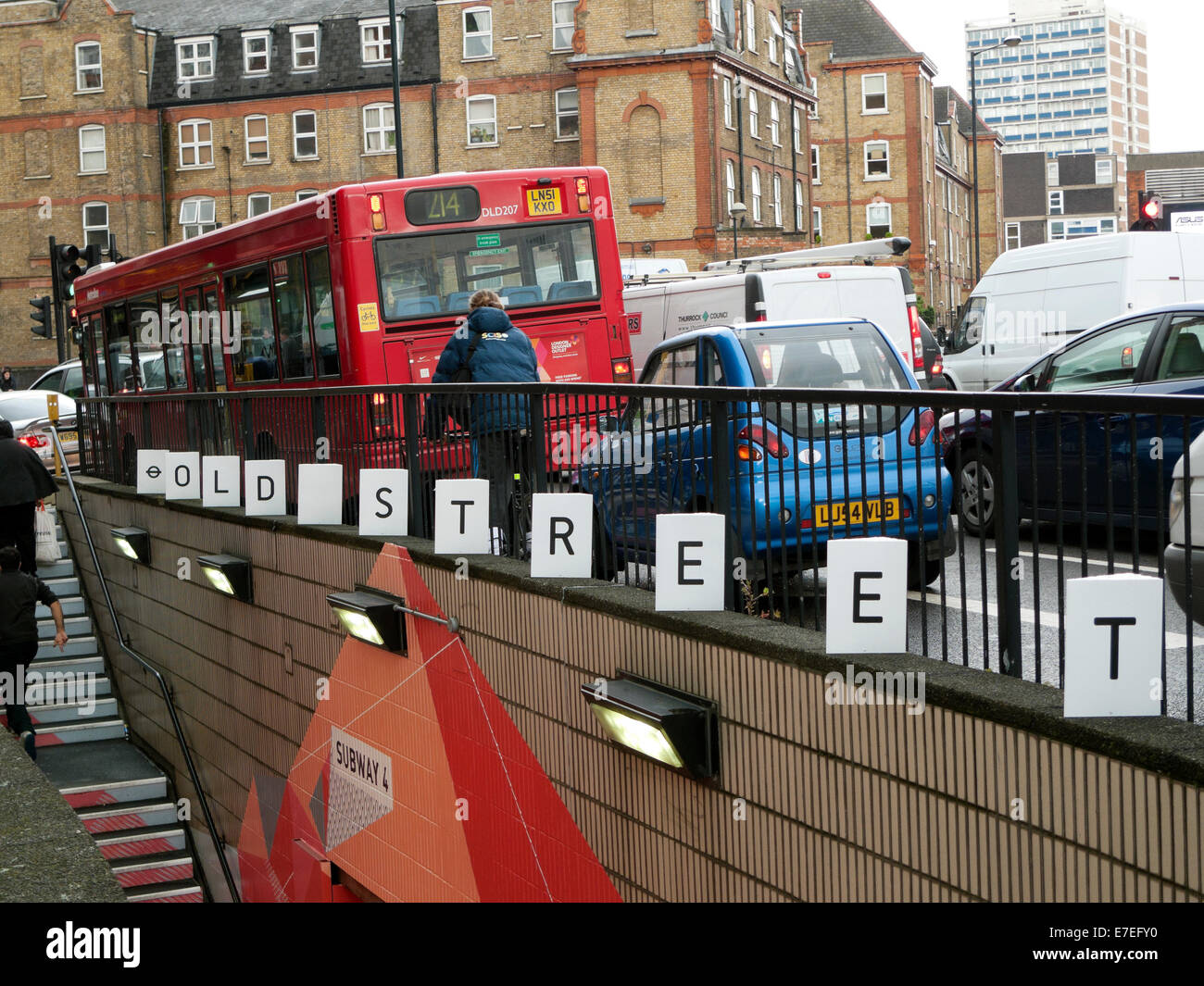 Alte Straßenschild am Eingang der u-Bahnstation "Alte Straße Kreisverkehr", Radfahrer Busverkehr SHOREDITCH London UK KATHY DEWITT Stockfoto