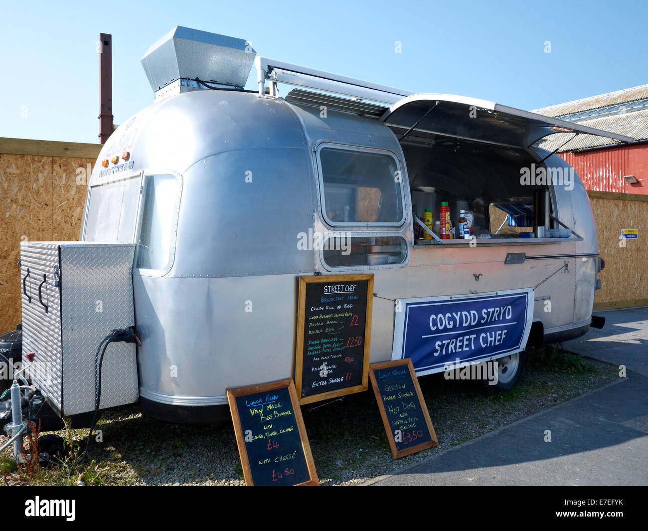 Airstream Wohnwagen umgewandelt in einen Imbiss in Aberystwyth Wales UK Stockfoto