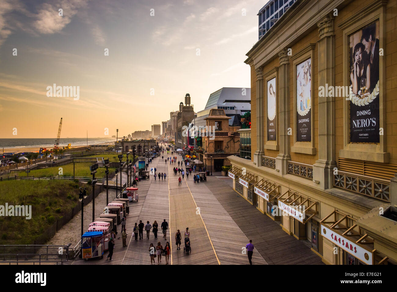 Blick von der Promenade bei Sonnenuntergang, in Atlantic City, New Jersey. Stockfoto