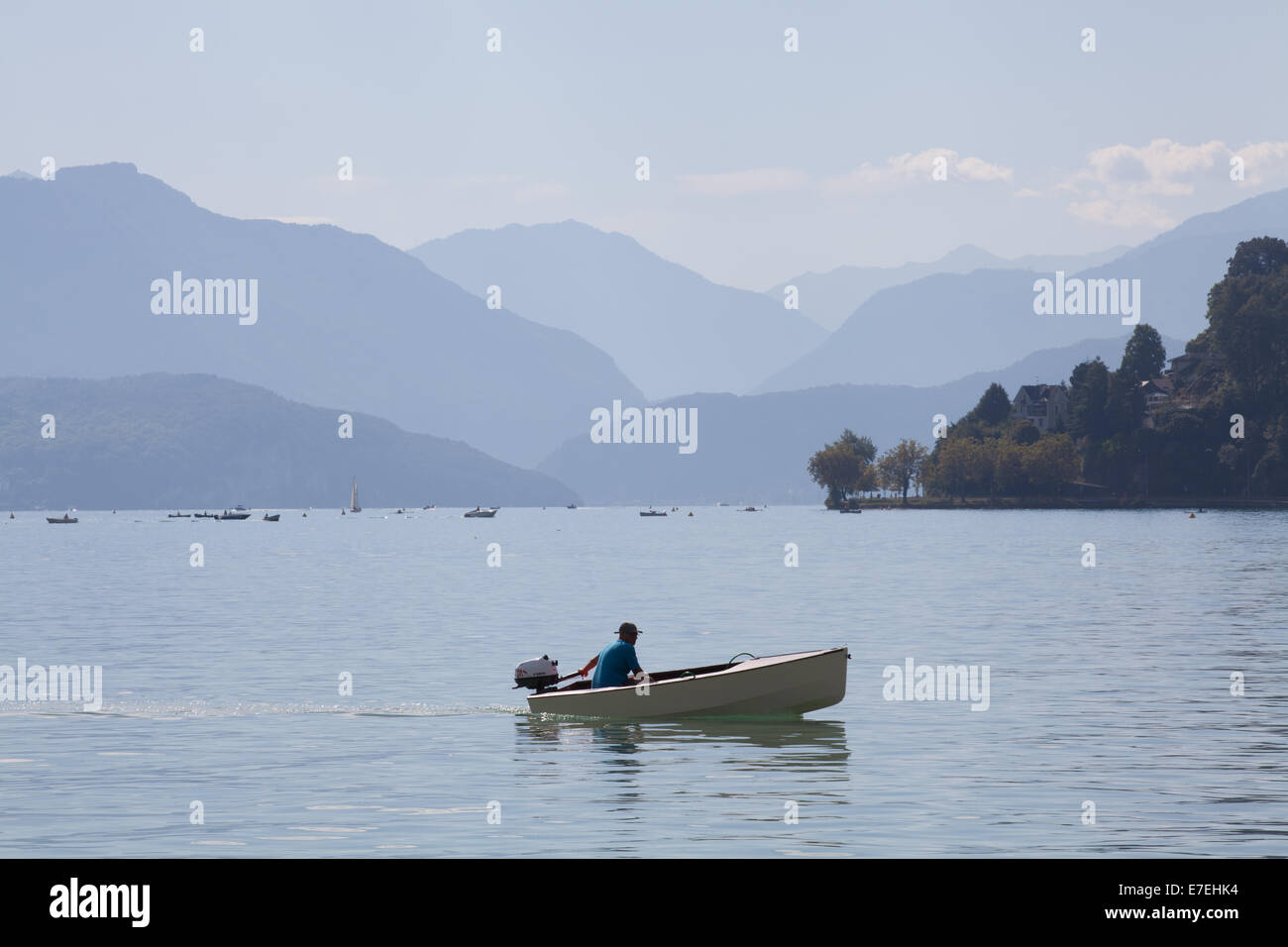 Boot mit Mann, Lac d ' Annecy, Frankreich. Stockfoto