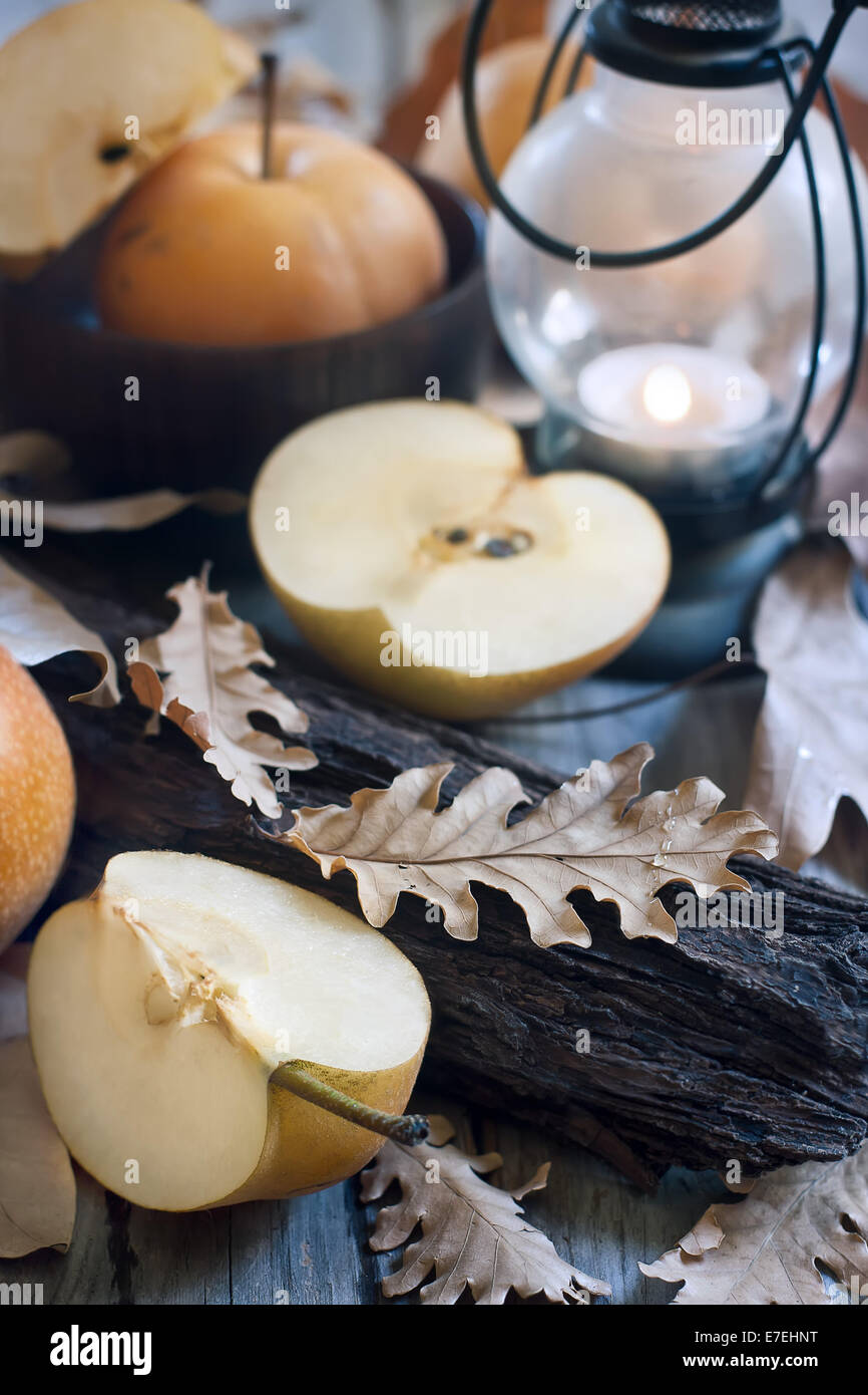 Reife asiatische Birnen, Blätter Laterne mit Kerze und Herbst auf Holztisch. Herbst-Konzept. Selektiven Fokus. Stockfoto