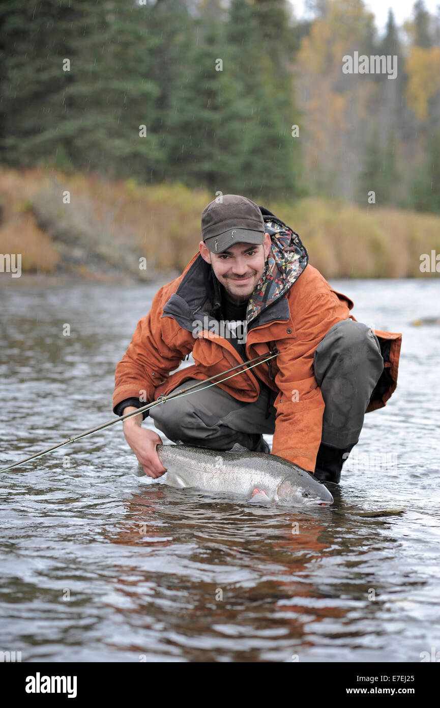 Fischer mit wilden Steelhead gefangen auf Deep Creek auf der westlichen Halbinsel Kenai, Alaska, September 2009.  Fließt in Cook Inlet nördlich von Homer, fallen die Gewässer des Deep Creek und der Anker Fluss Host spät läuft wild Steelhead. Stockfoto