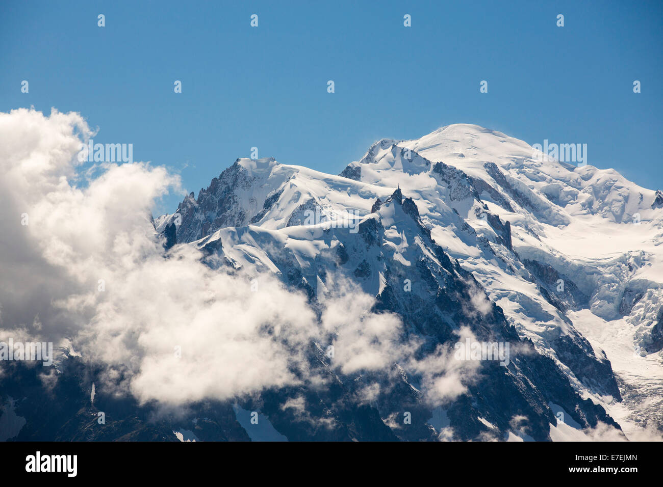 Der Mont-Blanc-Massiv über Chamonix, Französische Alpen. Stockfoto