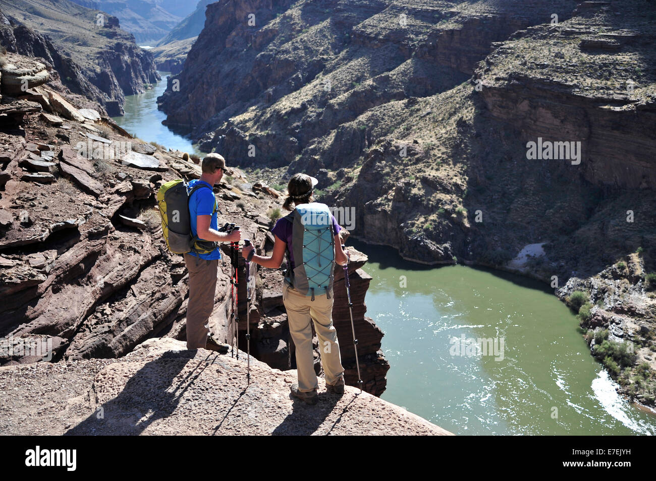 Wanderer mit Blick auf den Colorado River wie sie aus den Deer Creek Engstellen in den Grand Canyon außerhalb Fredonia, Arizona November 2011.  Die 21,4-Meile Schleife beginnt bei der Bill Hall Trailhead am North Rim und senkt sich 2000-Füße in 2,5 Meilen durch Coconino Sandstein in der Ebene Esplanada dann steigt weiter in die unteren Schlucht durch einen Bruch in der 400-Fuß-hohe Redwall auf Surprise Valley zuzugreifen.  Wanderer Thunder River und Tapeats Creek zu einer Route entlang dem Kolorado Fluß zu verbinden und Klettern, Deer Creek. Stockfoto