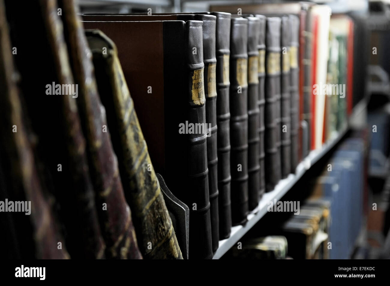 Detail mit alten Büchern auf einem Regal in einem Archivraum Stockfoto