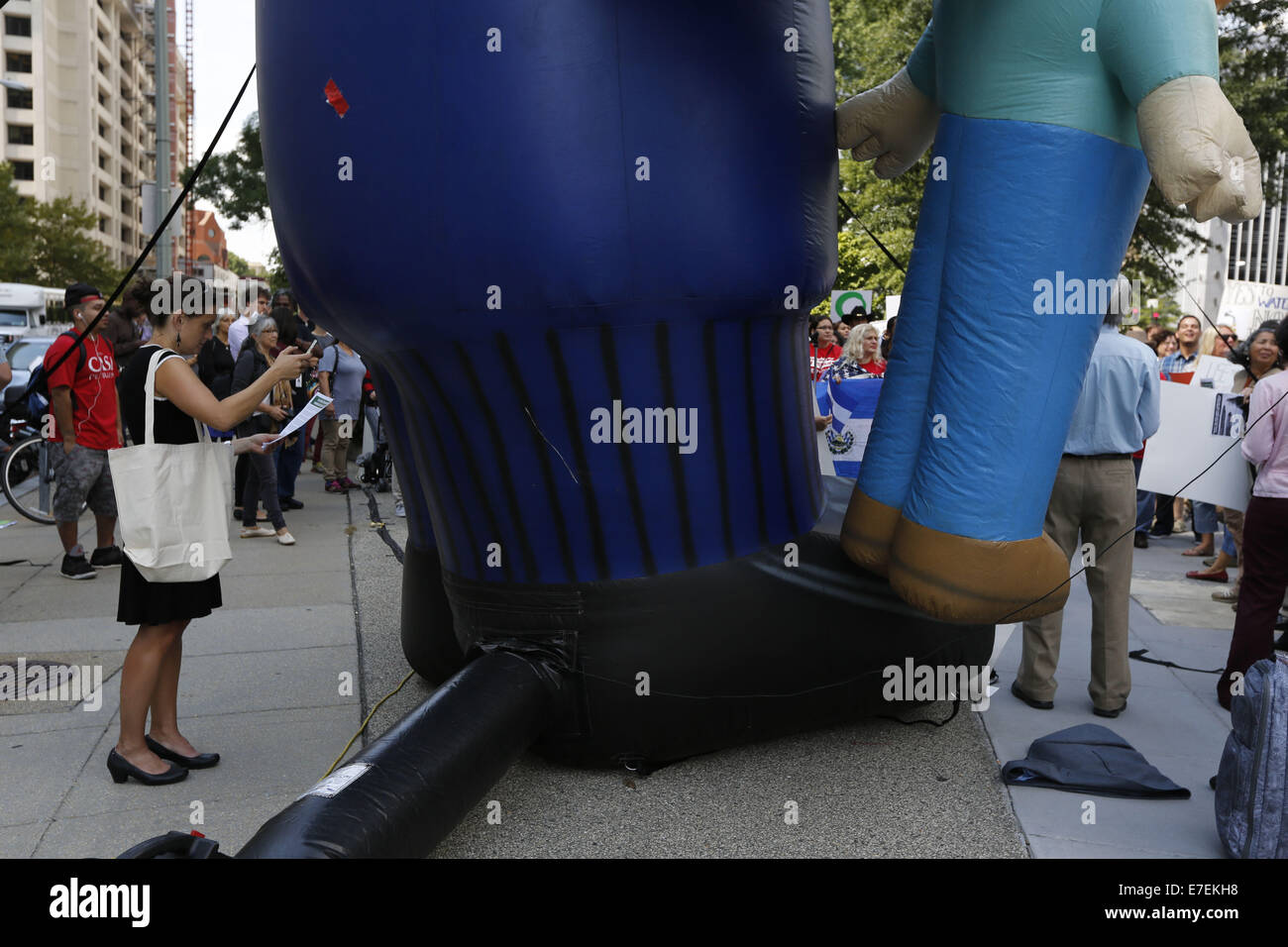 Washington, DC, USA. 15. Sep, 2014. Die Gemeinde El Salvador sammeln vor der Bank zu protestieren, um Mineral Mining in El Salvador.Hundreds Menschen Protest gegen Pacific Rim, ein ausländischer Bergbauunternehmen, die Klage gegen die Regierung von El Salvador für ihre Gewährung keine Bergbau-Genehmigung zu stoppen würde. Bildnachweis: Oliver Contreras/ZUMA Draht/Alamy Live-Nachrichten Stockfoto