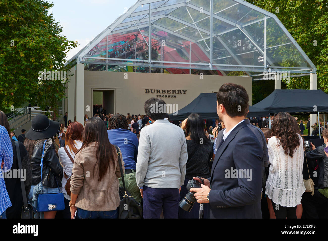 Zuschauer beobachten der VIPs beenden die Burberry Prorsum Fashion Show Kensington Gardens-London-UK Stockfoto