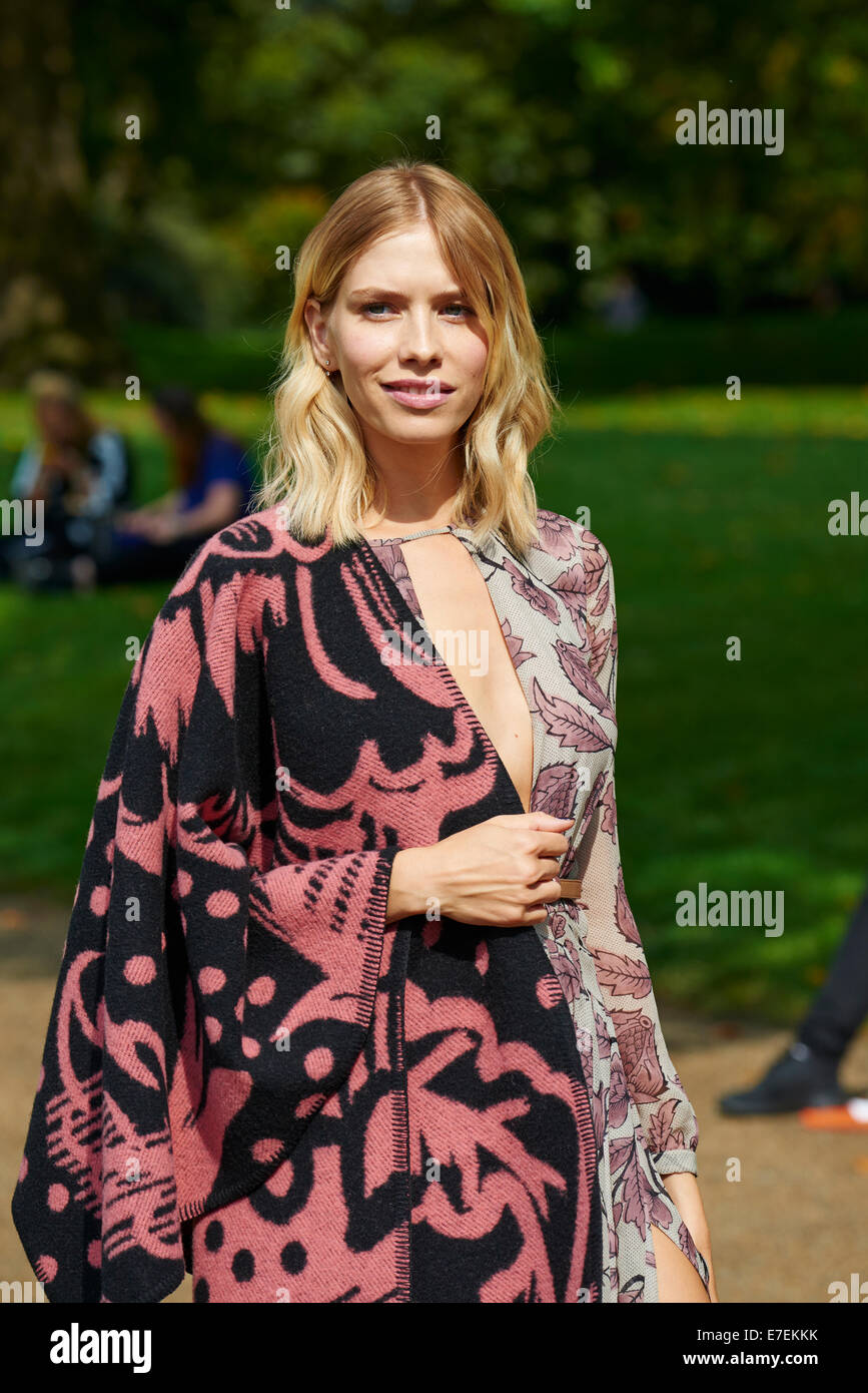Elena Perminova posiert für Fotos nach Burberry Prorsum Fashion Show Kensington Gardens-London-UK Stockfoto