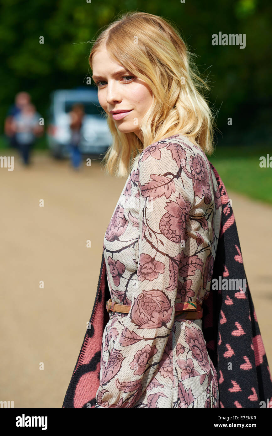 Elena Perminova posiert für Fotos nach Burberry Prorsum Fashion Show Kensington Gardens-London-UK Stockfoto