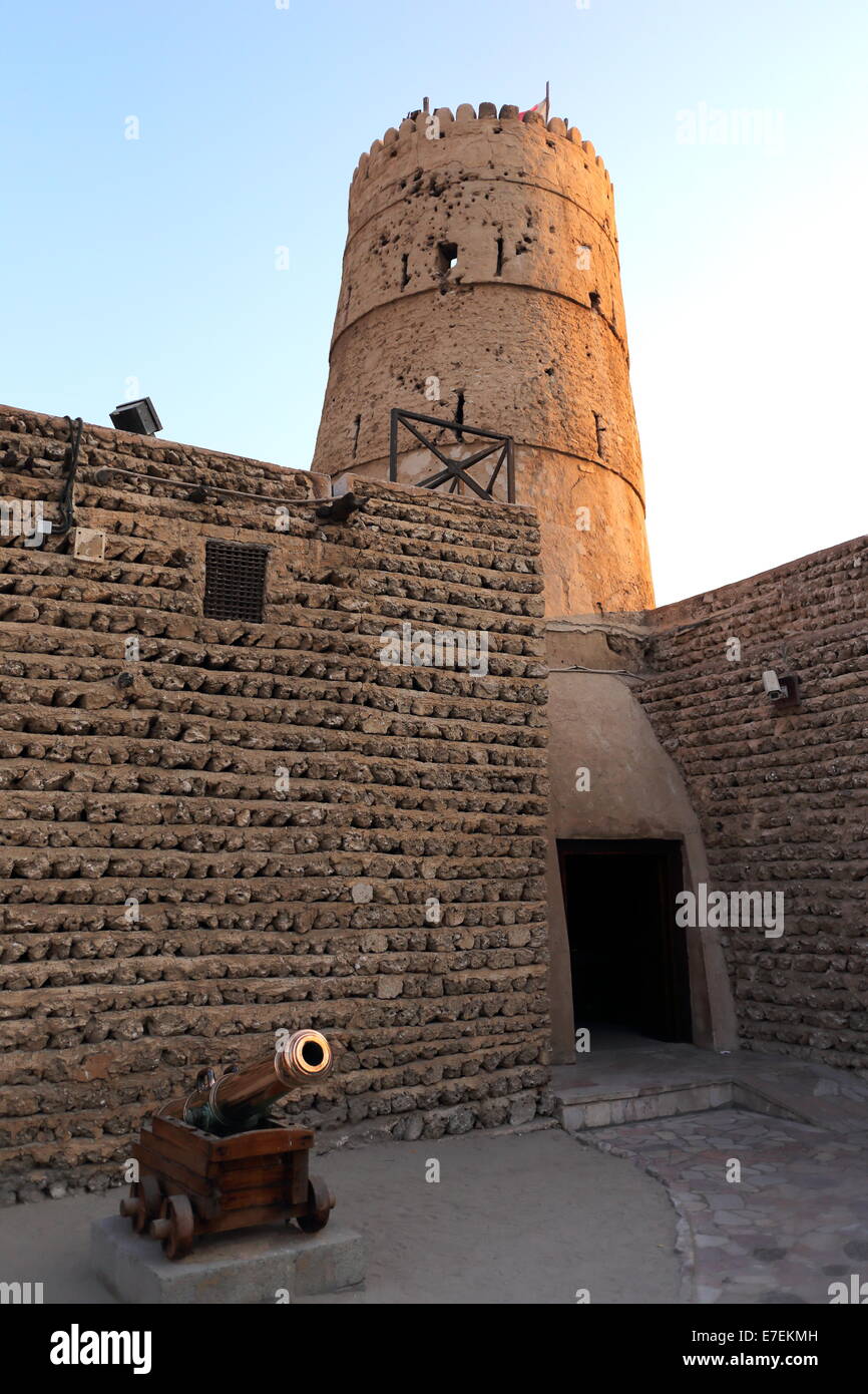 Turm und Kanone im Innenhof des Al-Fahidi-Fort, das Dubai Museum, Bur Dubai, Vereinigte Arabische Emirate Stockfoto