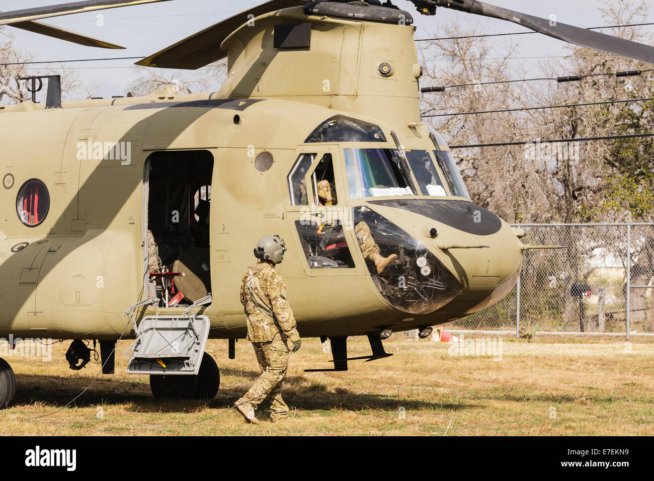 Crew Mitglied und US-Armee Chinook Hubschrauber Stockfoto