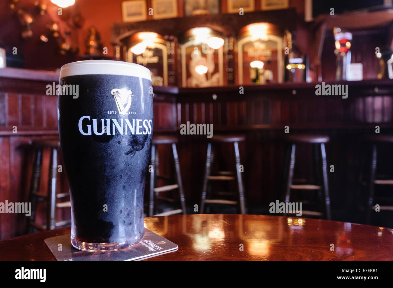 Pint Guinness in einem traditionellen Irish pub Stockfoto